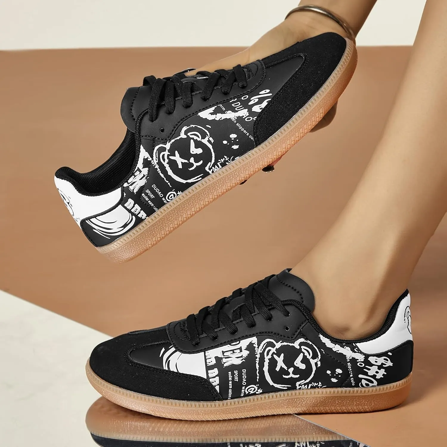 Women and Men Retro Fashion Sneakers Lace Up Walking Shoes Low Top Casual Sneakers Comfortable Cartoon Patten Shoes