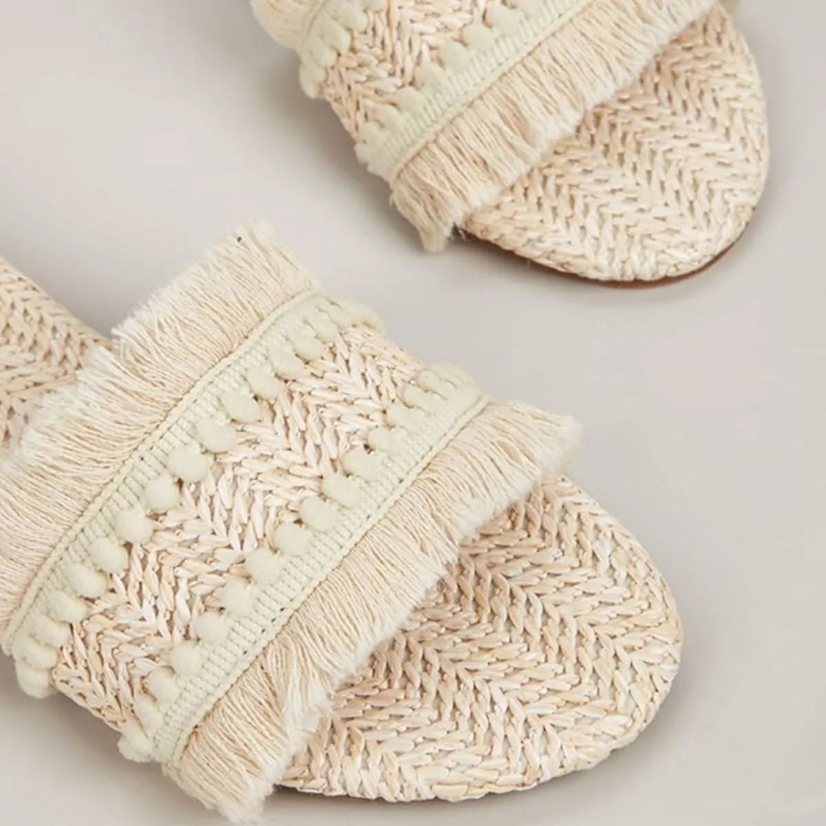 Women's Raffia Sandals Straw Woven Flats Fringe Crochet Nonslip Comfy Beach Slides for Summer