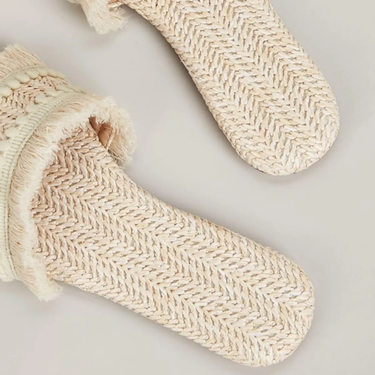 Women's Raffia Sandals Straw Woven Flats Fringe Crochet Nonslip Comfy Beach Slides for Summer